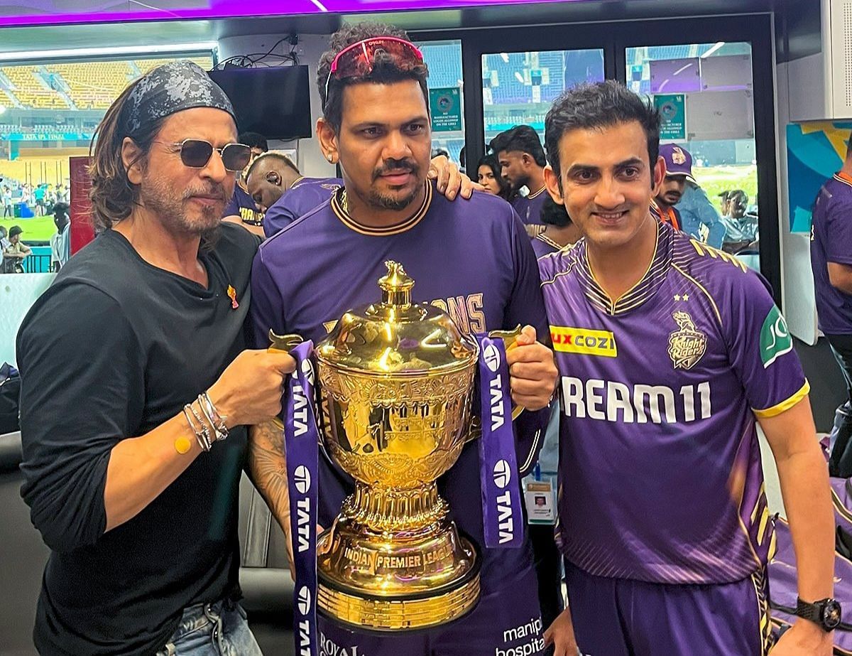 Sunil Narine and Gautam Gambhir with KKR co-owmer SRK. (Credits: Twitter)